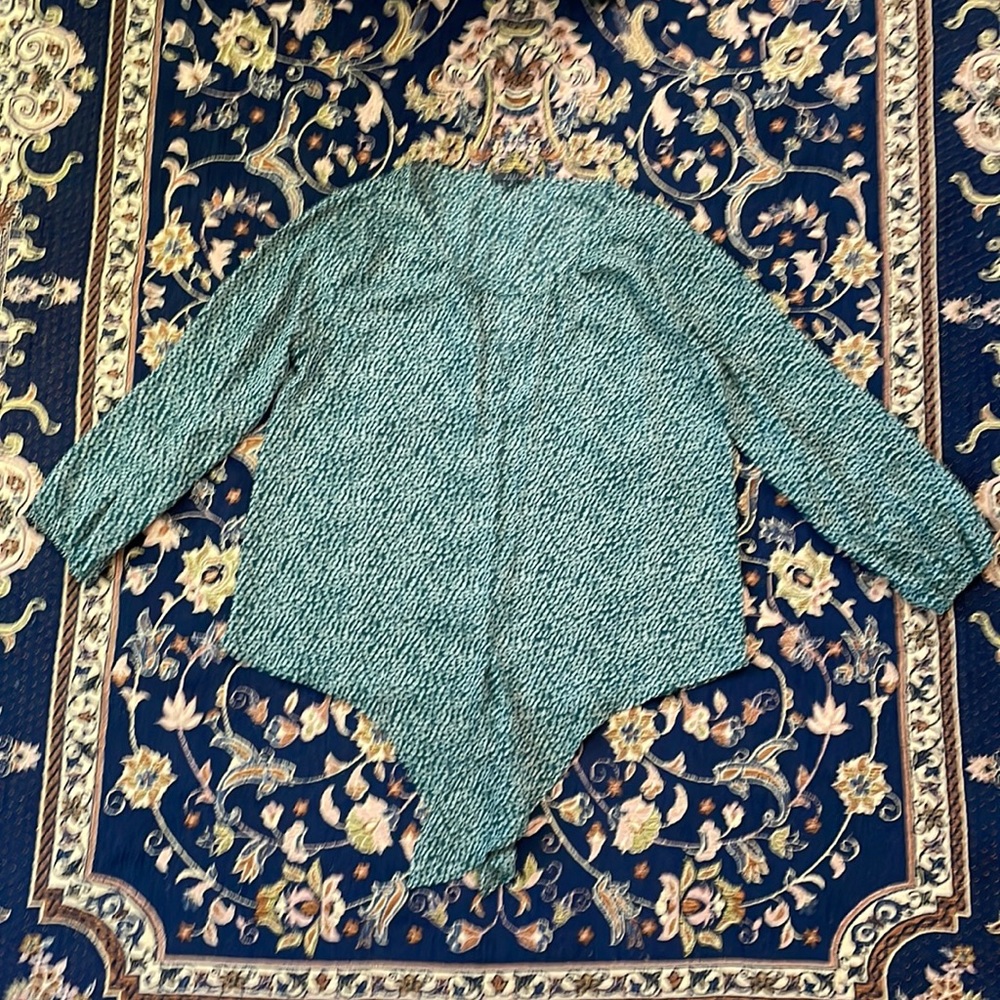 West Kei medium 3/4 sleeve green patterned blouse